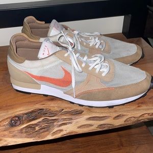 nike daybreak trainers in cream and red